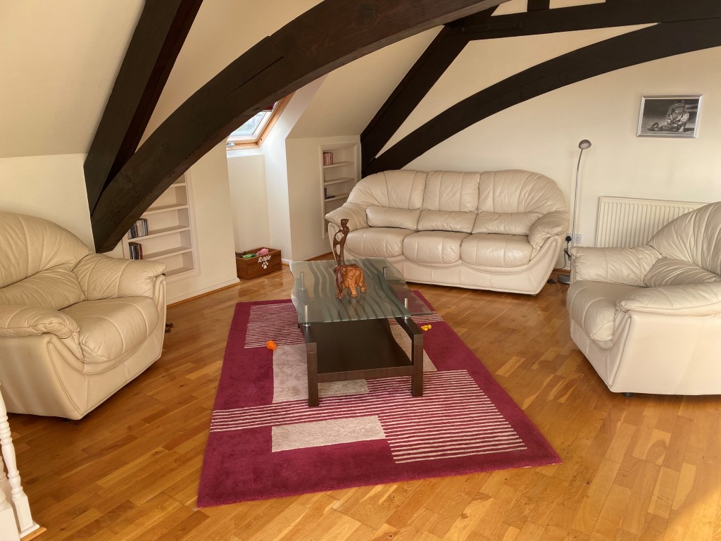 Lot: 72 - FORMER DANCE STUDIO AND TWO-BEDROOM FLAT - First floor living room before vandals